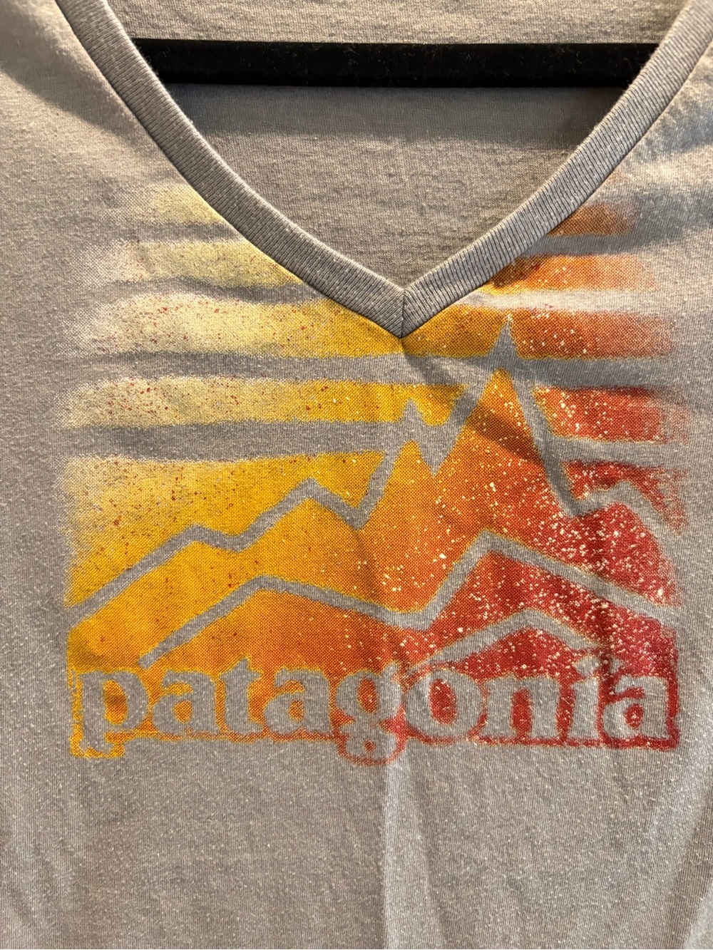 Patagonia Light Gray Graphic V-Neck Crew Tee with Sunset Mountain Print - M - Picture 2 of 7